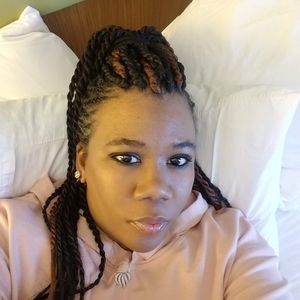 Meet your Posher, Monique